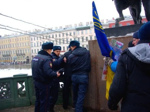 У Санкт-Петербурзі напали на учасника одиночного пікету з прапором України