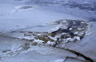 В Житомирской области двое рыбаков провалились под лед