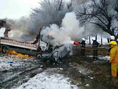 На Дніпропетровщині вантажівка м’ясокомбінату зіткнулася з легковиком: троє загиблих