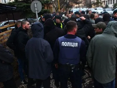 Под стенами управления полиции на Закарпатье произошло столкновение между активистами