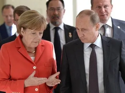 Пиво і риба: Меркель розповіла, якими подарунками обмінювалася з Путіним