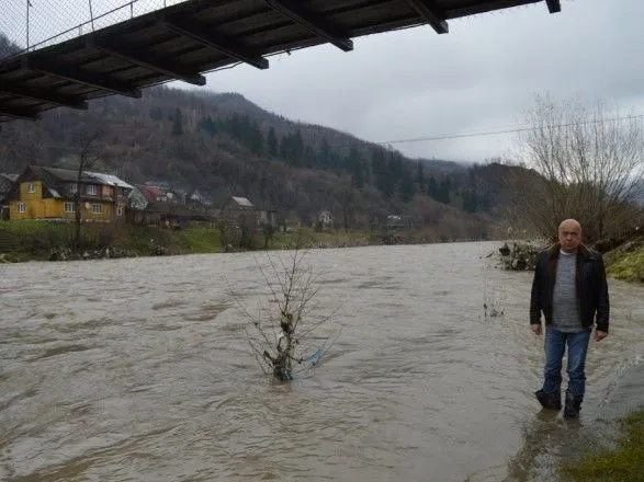 Из-за угрозы паводка на Закарпатье объявили штормовое предупреждение
