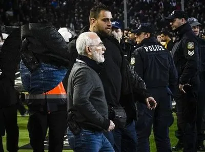 Чемпионат Греции: из-за отмененного гола президент клуба выбежал на поле с пистолетом, матч завершился беспорядками