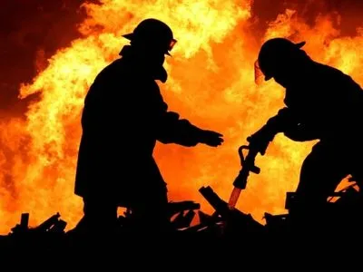 Склады горят в Киеве на Туполева: спасатели вытащили 10 газовых баллонов