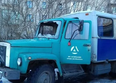 Автомобілі співробітників Донецької фільтрувальної станції знову обстріляли