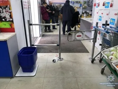 У Києві в магазині чоловік влаштував стрілянину