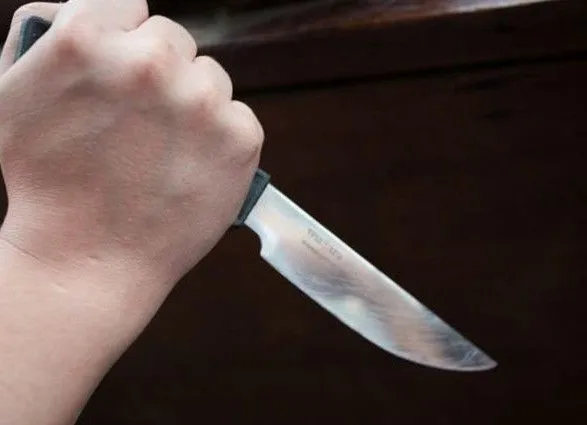 Невідомий з ножем напав на багатодітну матір біля дитсадка: жінка померла