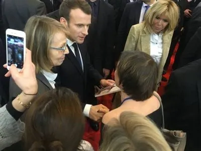 Ірена Карпа подарувала президенту Франції книгу оповідань Олега Сенцова