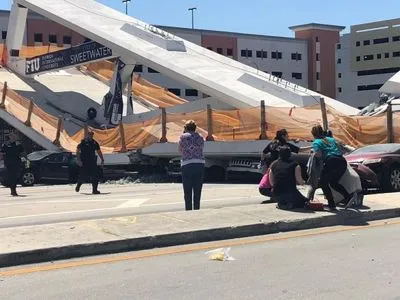 Новый пешеходный мост обрушился во Флориде, есть жертвы