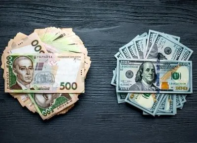 Українці продають долари і купують гривні - Порошенко