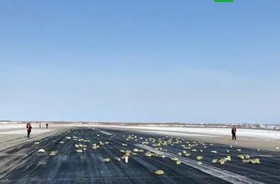 В Якутии после взлета рухнул самолет, из него посыпались золотые слитки
