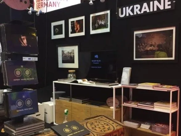 Salon du Livre: в Париже после 40-летней паузы открылся украинский стенд