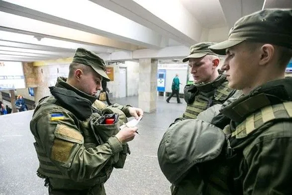 vulitsi-kiyeva-patrulyuyut-ozbroyeni-avtomatami-politseyski-ta-natsgvardiytsi