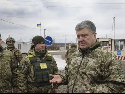 Порошенко посетил освобожденную Катериновку и Золотое в Луганской области