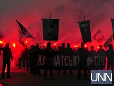 "Марш Слави Героїв" в Ужгороді: фаєри, націоналістичні гасла і посилена охорона