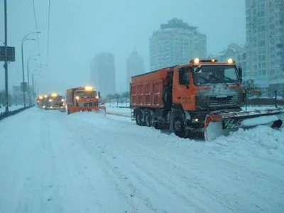 Столичні дороги від снігу розчищають 367 одиниць техніки "Київавтодору"