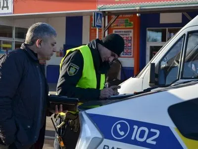 В Киеве патрульный полицейский наживался на пьяных водителях