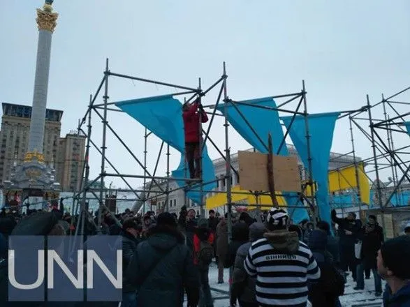 В Киеве задержали двух активистов, которые разбирали конструкцию на Майдане