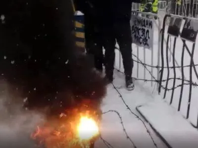 Активисты возле консульства РФ во Львове сожгли мини-Кремль