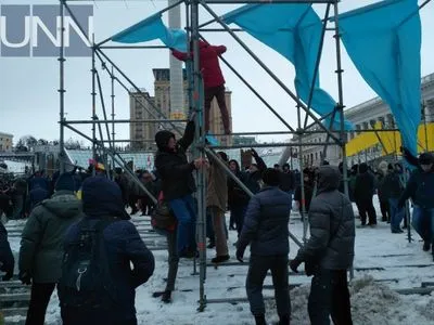 Активісти на Майдані розбирають металеві конструкції