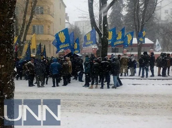 У Львові активісти блокують доступ до консульства Росії