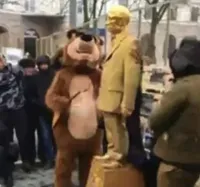 Медведь с балалайкой и "ватник" с "водкой" открыли памятник Путину у посольства РФ
