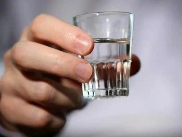 Ночной запрет на алкоголь в Запорожье спровоцировал продажу спиртного рюмками