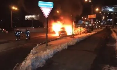 В Киеве на улице загорелся автомобиль