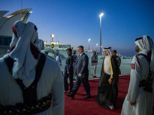 Порошенко начал визит в Катар