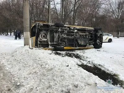 В результате опрокидывания маршрутки в Запорожье травмированы трое пассажиров