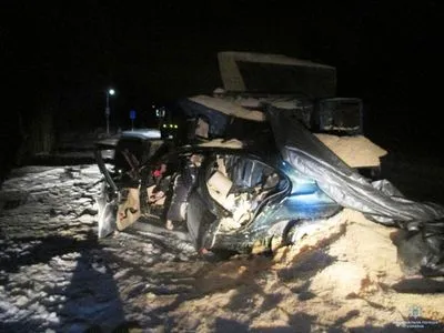 Четыре человека погибли в столкновении легкового автомобиля с грузовиком в Киевской области