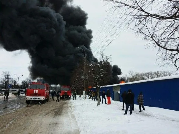 Пожежа на ринку у Чернівцях: на місці працюють 9 одиниць техніки та 39 пожежних