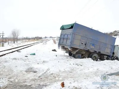 Вантажівка на Луганщині зіткнулася із залізничним локомотивом