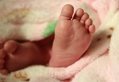 На Луганщині жінка залишила немовля в картонній коробці біля автостанції
