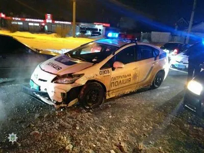 В Харькове пьяный водитель устроил ДТП и протаранил авто патрульных