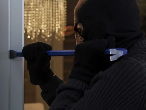 Мужчина украл в одесской фирмы 174 тыс. грн, проникнув в офис через окно