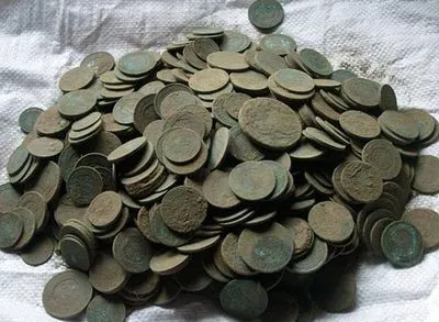 Українець намагався ввезти з Білорусі понад 80 старовинних монет