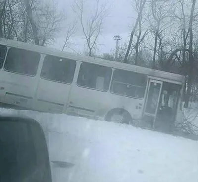 Автобус з пасажирами вилетів у кювет на Кіровоградщині