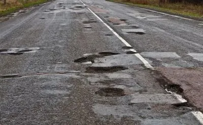 В Укравтодоре заявили, что ремонта дорог почти не было с 2005 года