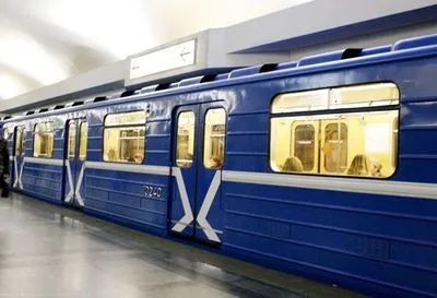 Движение метро в Киеве остановили из-за пассажира на рельсах