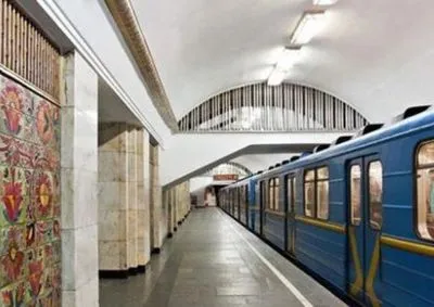 В Киеве на станции "Крещатик" приостановили движение