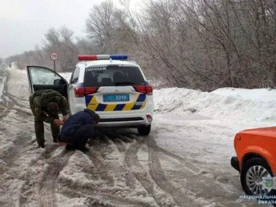 Авто с младенцем застряло на заснеженной дороге в Донецкой области