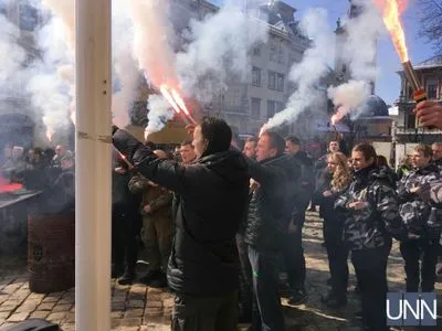 Файеры возле ратуши во Львове: горсовет принял использование красно-черного флага