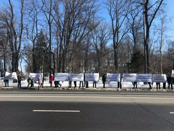 u-znak-protestu-proti-popravok-khomutinnika-agrariyi-prinesli-golovu-mertvoyi-svini-pid-vr