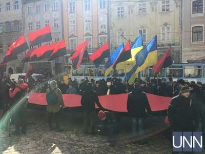 Во Львове активисты пикетируют ратушу из-за красно-черного флага