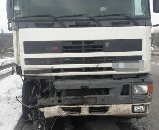 Вантажівка у Харкові зіткнулася одразу з п'ятьма автомобілями