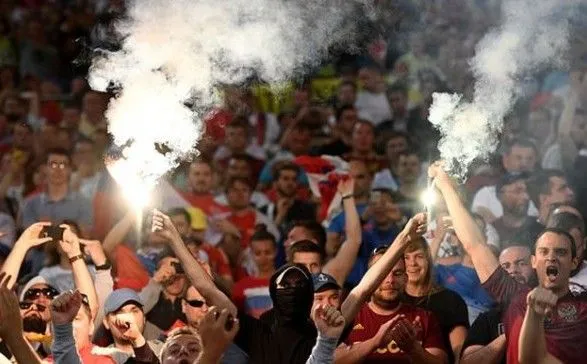 В Амстердаме задержали футбольных фанов, которые бросали бутылки в полицейских