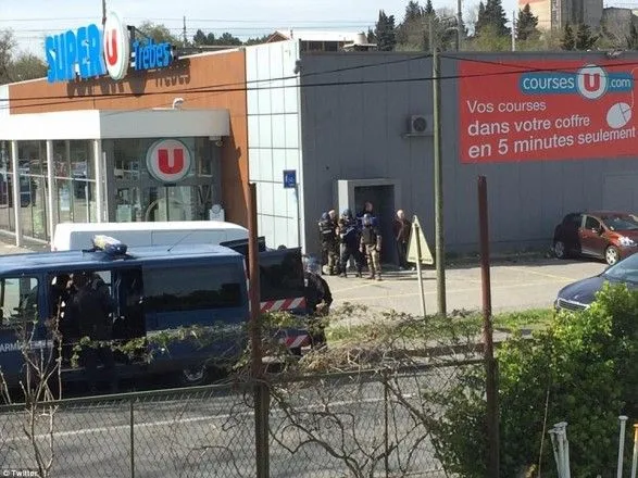 Полиция застрелила террориста, который взял заложников в супермаркете на юге Франции