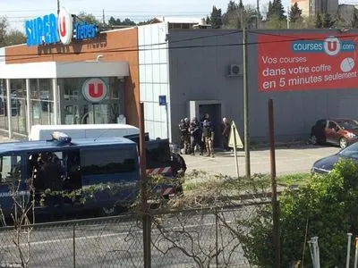 Поліція застрелила терориста, який взяв заручників у супермаркеті на півдні Франції