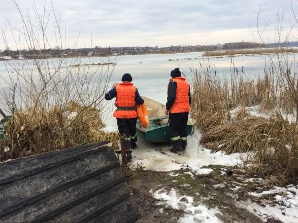 В Черниговской области двое рыбаков провалились под лед, один утонул